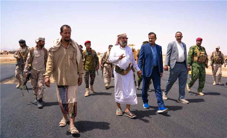 محافظ شبوة يتفقد مشروع تحسينات البنية التحتية للمدخل الغربي لمدينة عتق.