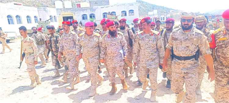 قائد المنطقة العسكرية الرابعة ووفد وزارة الدفاع يزوران محور أبين العملياتي