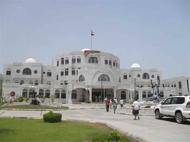 هجوم بقنبلة صوتية يستهدف مبنى نيابة أبين ومسلحون يلوذون بالفرار