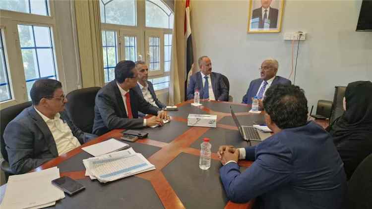 وزارة الإدارة المحلية ووزارة النقل تبحثان آليات توريد حصة السلطات المحلية من إيرادات تذاكر طيران اليمنية