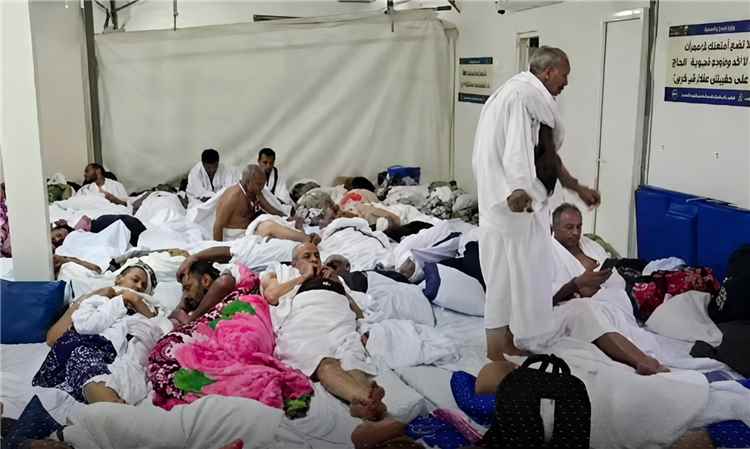 حجاج يمنيون يطالبون بتدخل عاجل لمعالجة أوضاع سكنية وخدمية بمكة المكرمة 
