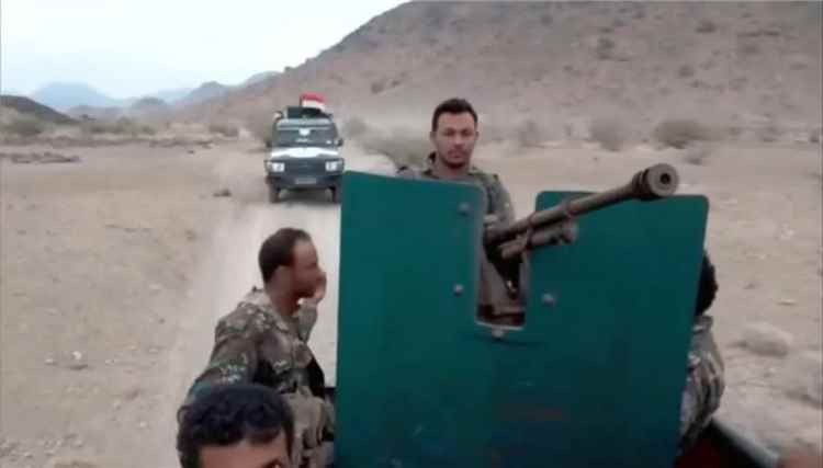 تعاون قبلي يفضي إلى تسليم مطلوب أمني للحملة الأمنية في الوازعية