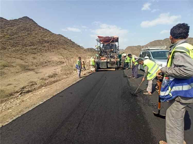 بدء سفلتة المقطع الثاني من طريق حبيل جبر العسكرية في لحج