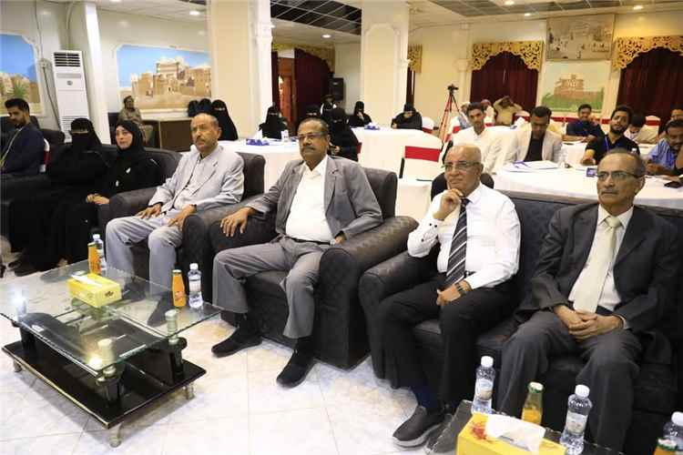 وكيل محافظة حضرموت يدشن البرنامج التدريبي “الخطابة والخطاب السياسي” بمدينة سيئون