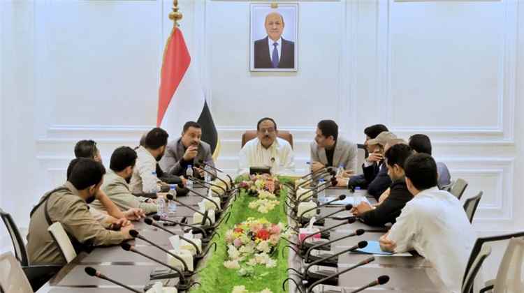 وكيل مأرب يناقش مع لجنة وزارية تسليم الميازين المحورية لصندوق صيانة الطرق