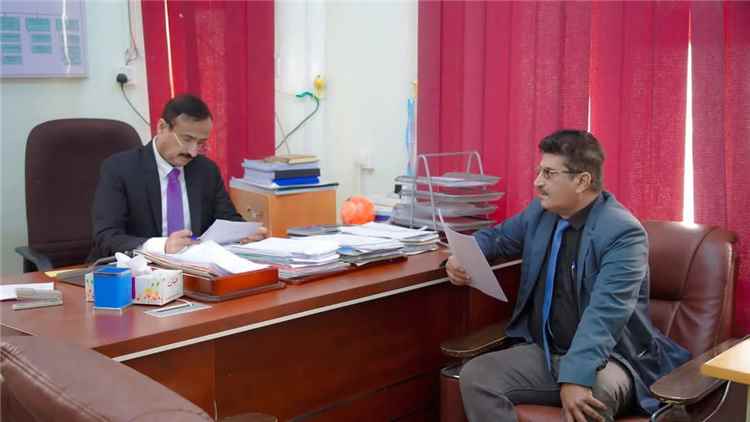 محافظ شبوة يطّلع على أوضاع الروضة ويوجّه باعتماد مدرسة للبنات 
