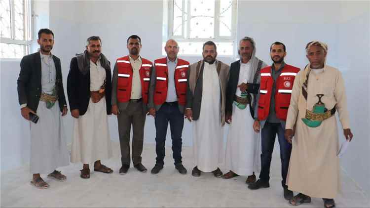 الهلال الأحمر اليمني فرع عمران يستلم مشروع تشطيب وتأهيل مدرسة الخير