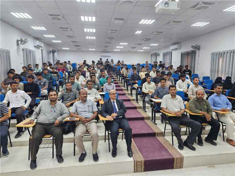 رئيس جامعة شبوة يطلع على نتائج النزول الميداني لطلبة كلية الإدارة والاقتصاد