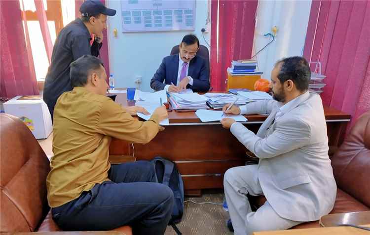 محافظ شبوة يناقش احتياجات مديربة الروضة ويشرف على توقيع عقد توريد اجهزة طبية