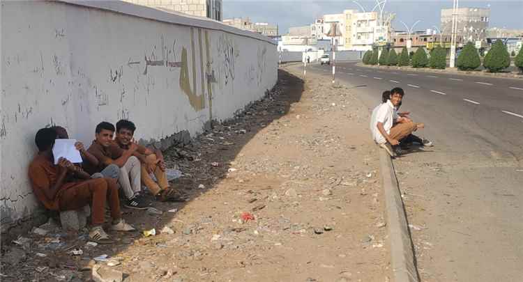 طلاب النصر في عدن : رحلة معاناة يومية على قارعة الطرق 