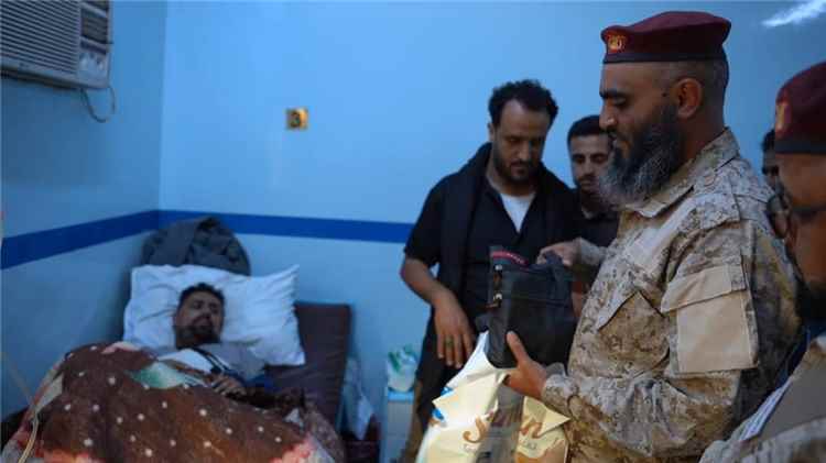 وفد من الفرقة الأولى طوارئ يتفقد جرحى حادث العبر ويسلمهم ممتلكاتهم الشخصية