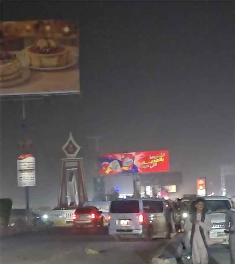 غبار كثيف يجتاح مدينة عتق ويتسبب بتدنٍ ملحوظ في مستوى الرؤية