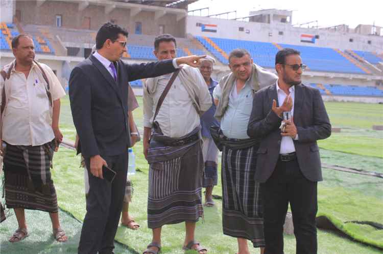 محافظ لحج ووزارة الشباب يناقشان استئناف العمل في ملعب معاوية