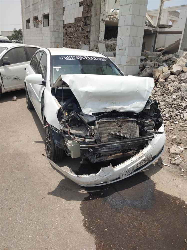 حادث مروري قرب مطار عدن يُسفر عن إصابات جسدية لأسرة بعد مرور موكب والأسرة تناشد