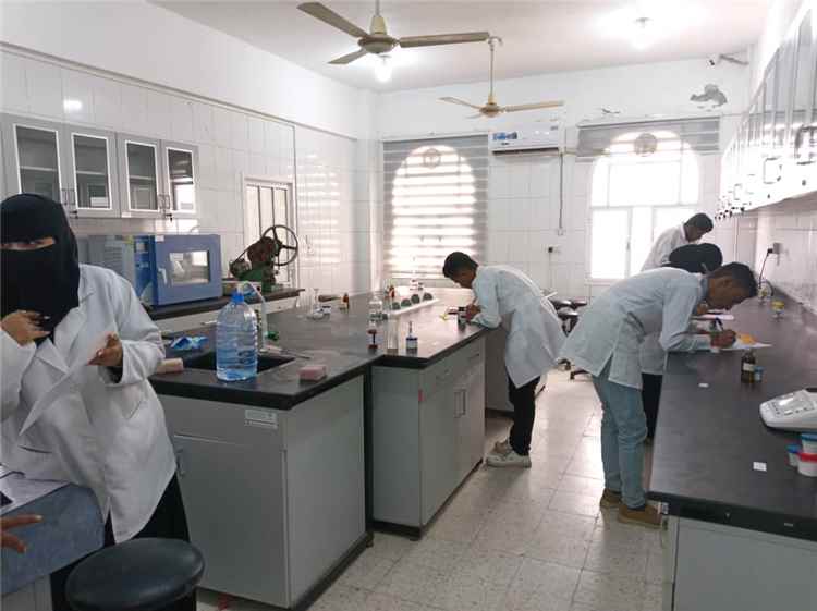 كلية الصيدلة بجامعة عدن تدشن الامتحانات العملية لجميع المستويات