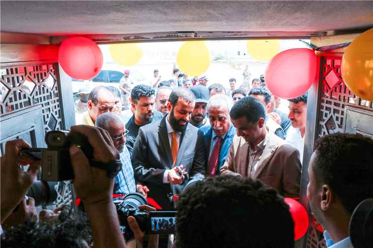 محافظ أبين ورئيس الجامعة يفتتحان مشروع إنشاء وتجهيز سكن الطالبات بجامعة أبين 