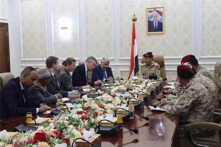 وزير الدفاع يناقش مع المستشار العسكري للمبعوث الأممي تطورات الاوضاع في اليمن
