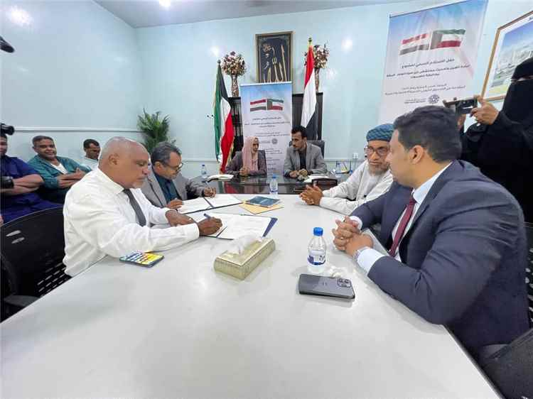 التوقيع على الاستلام الرسمي لمشروع إعادة تأهيل وتحديث هيئة مستشفى ابن سيناء بالمكلا 
