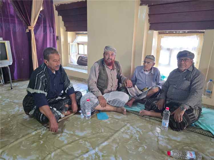 الشيخ حمود فاضل والشيخ محمد حسن العمري في زيارة للشيخ محمد علي أحمد الطالبي للاطمئنان على صحته 