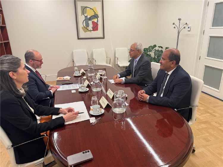 نعمان يبحث مع مسؤول إسباني تعزيز التعاون ودعم السلام في اليمن