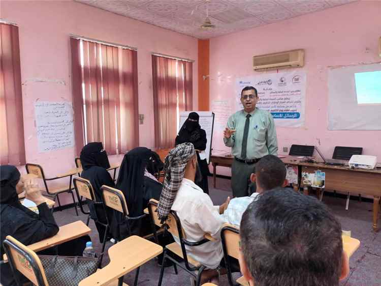 مدير عام مكتب الصحة بلحج يدشن الدورة التدريبية للأطباء في مجال التوعية زوايا التثقيف الصحي