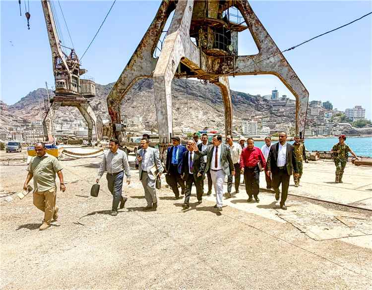 السقطري والعمري يناقشان آلية تعزيز التنسيق والتعاون المشترك بين الهيئات السمكية والشؤون البحرية