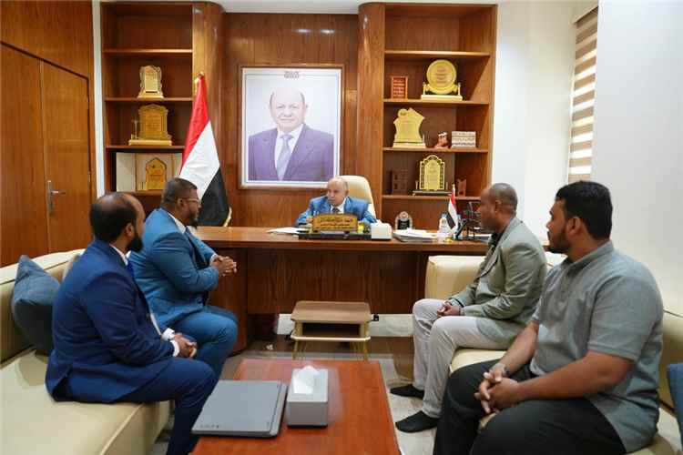 الخنبشي يناقش مشاريع الطرق والخدمات والرقابة التموينية في عدد من مديريات حضرموت