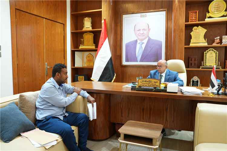 الخنبشي يلتقي المدير العام لمكتب الصناعة والتجارة بساحل حضرموت ويطلع على سير العمل وجهود الرقابة على الأسواق