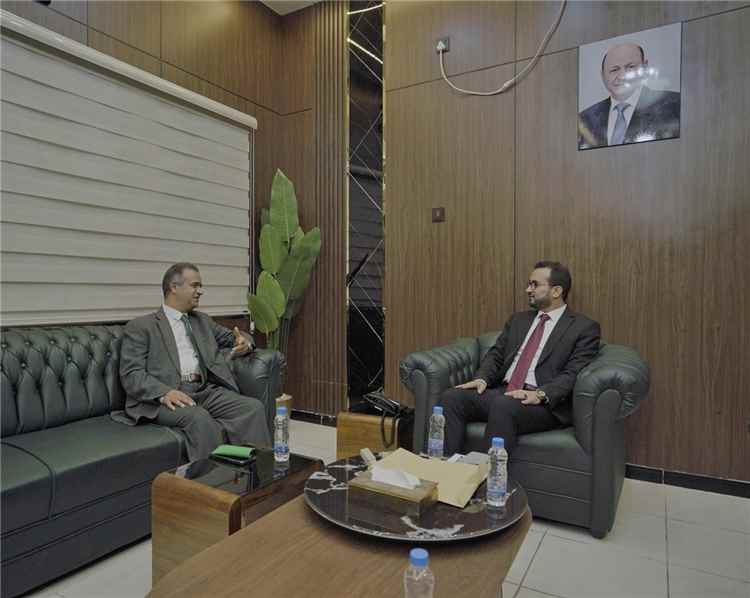 وزير الخدمة المدنية يبحث مع السفير الليبي سبل تعزيز التعاون المشترك