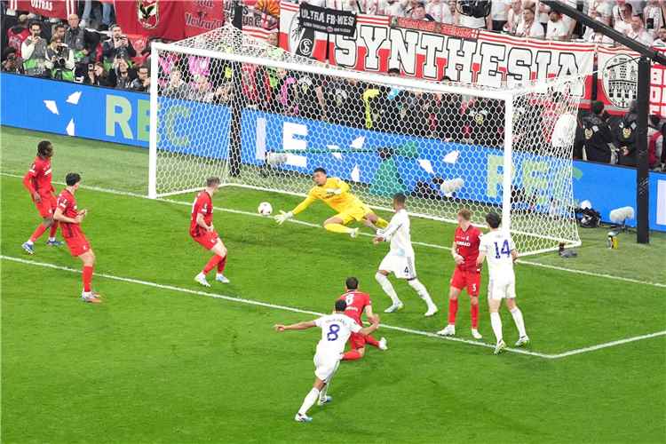 أستون فيلا الإنجليزي يسحق فرايبورغ الألماني ويتوج بلقب الدوري الأوروبي للمرة الأولى في تاريخه (صور)