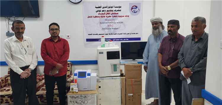 مستشفى القطن العام يتسلم أجهزة مختبرية مقدمة من مؤسسة ابو نور الدين الطبية