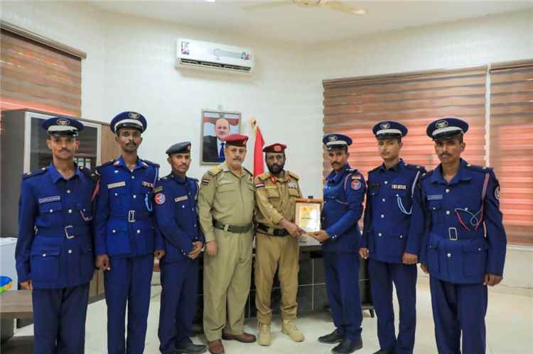 قائد محور الغيضة يستقبل الضباط الخريجين من كلية الطيران والدفاع الجوي