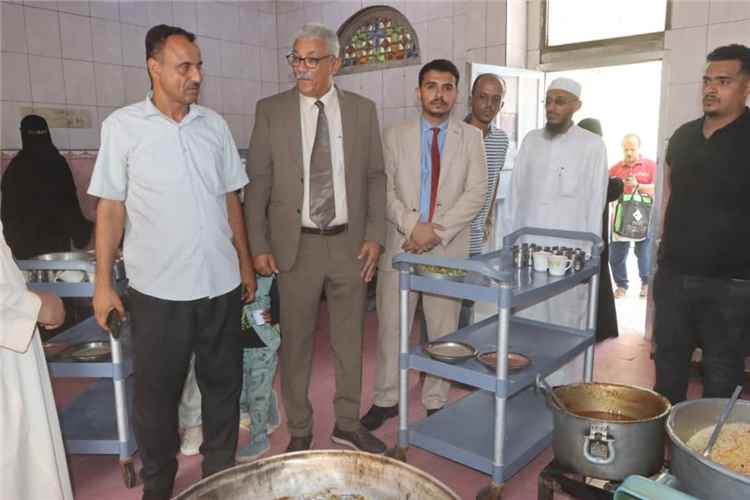 تدشين مبادرة “جبر خاطر” الإنسانية لتوزيع هدايا العيد لنزلاء دار المسنين بعدن