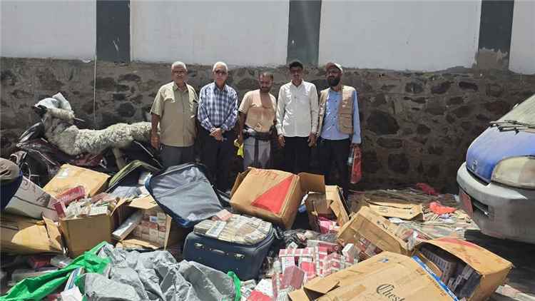 نيابة الصناعة والتجارة بعدن تتلف طنًا من السجائر والشيش الإلكترونية المهربة والمنتهية الصلاحية