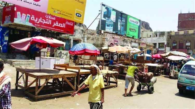 اليمن... بدل معيشة للموظفين يمهّد لرفع الأسعار