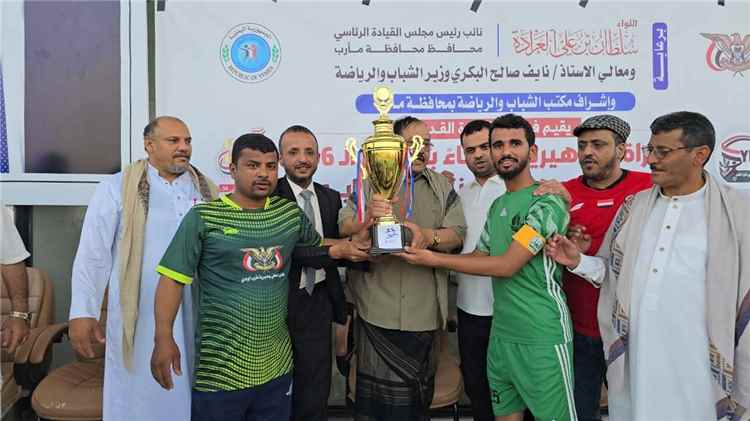 وكيل محافظة مأرب يكرّم نادي الأبطال بكأس الوحدة في الذكرى الـ36 لـ22 مايو