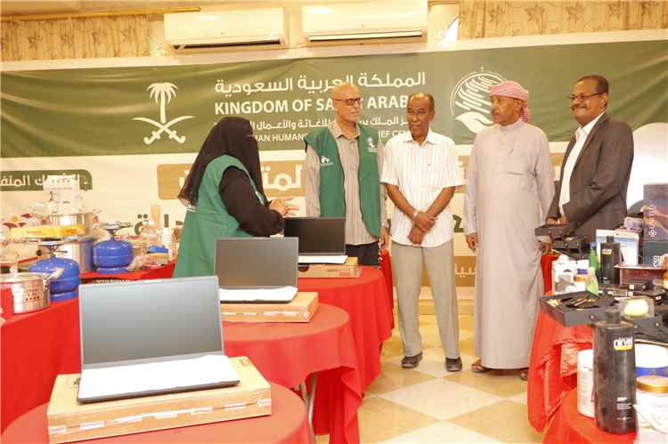 بتمويل مركز الملك سلمان.. تسليم حقيبة العمل لمتدربي مكون سبل العيش ضمن مشروع "بداية" بحضرموت 