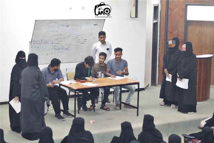 طلبة كلية الحقوق ينفذون محاكمة صورية 