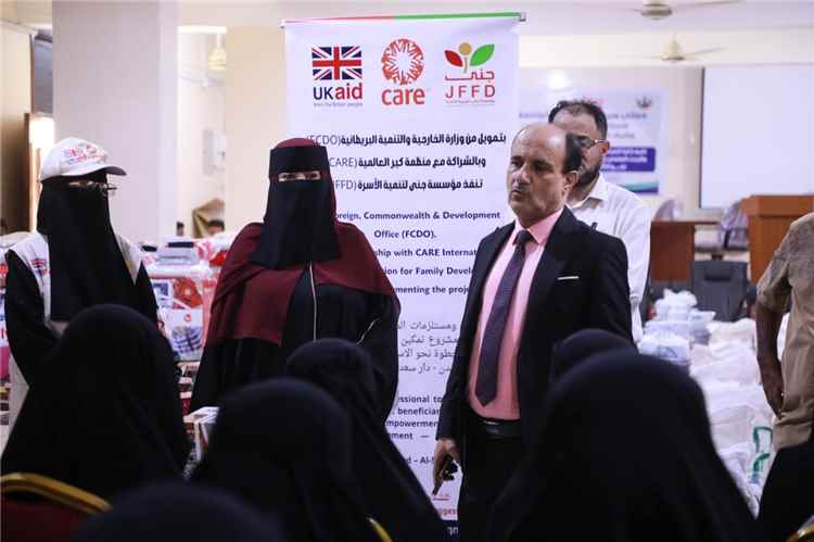 مؤسسة جنى توزع منحًا ومستلزمات مهنية لتمكين 30 امرأة اقتصاديًا بعدن 