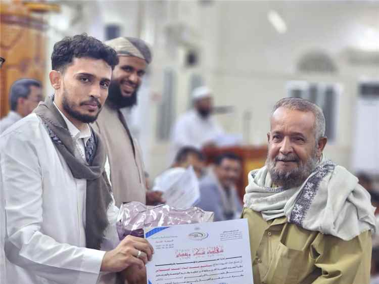 تكريم الأوائل و المتميزين في ختام العام الدراسي لمدرسة علي لتحفيظ القران بروضة شبوة