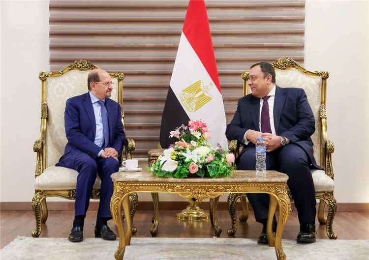 رئيس الوزراء وزير الخارجية يصل القاهرة للمشاركة في أعمال الدورة التاسعة للحوار الاستراتيجي اليمني - المصري