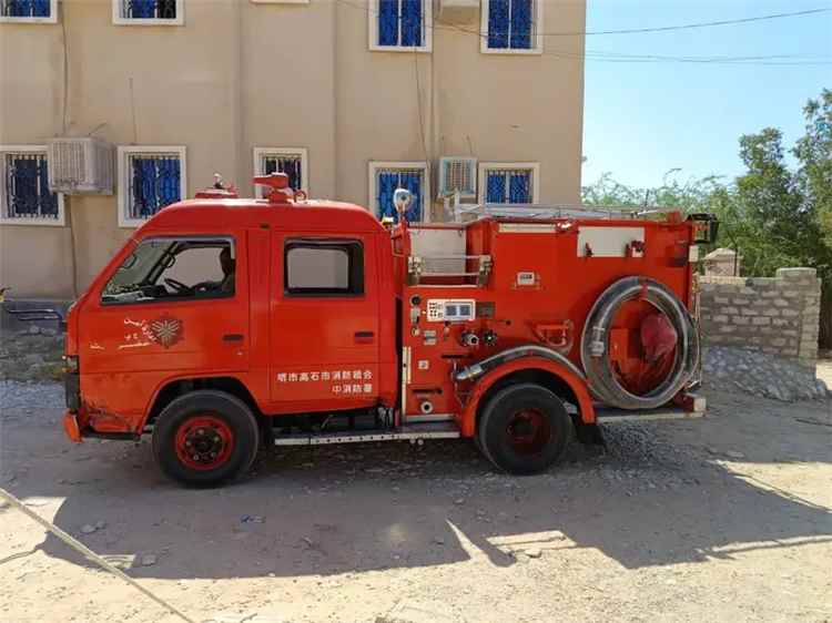 الدفاع المدني بحريضة حضرموت يخمد حريقاً نشب في 25 نخلة دون خسائر بشرية