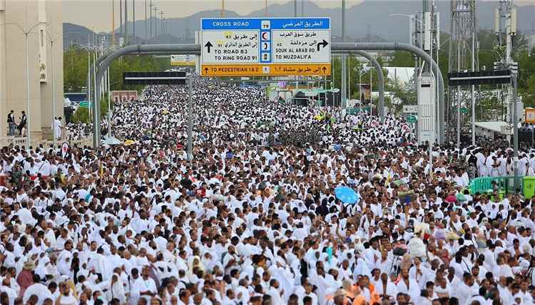 حجاج بيت الله الحرام يتوافدون إلى مشعر منى لقضاء يوم التروية