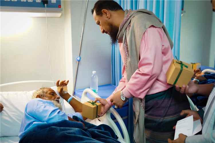 محافظ عدن يزور المرضى ويشارك نزلاء دار المسنين فرحة عيد الأضحى 