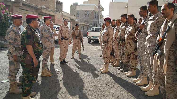 رئيس أركان محور تعز يزور المقاتلين في جبهات شرق وشمال مدينة تعز 