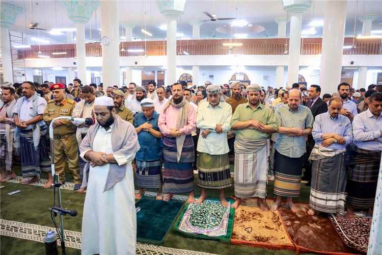 عضوا مجلس القيادة الرئاسي العليمي والصبيحي ورئيس الوزراء وزير الخارجية يؤدون صلاة عيد الأضحى مع جموع المصلين في عدن 