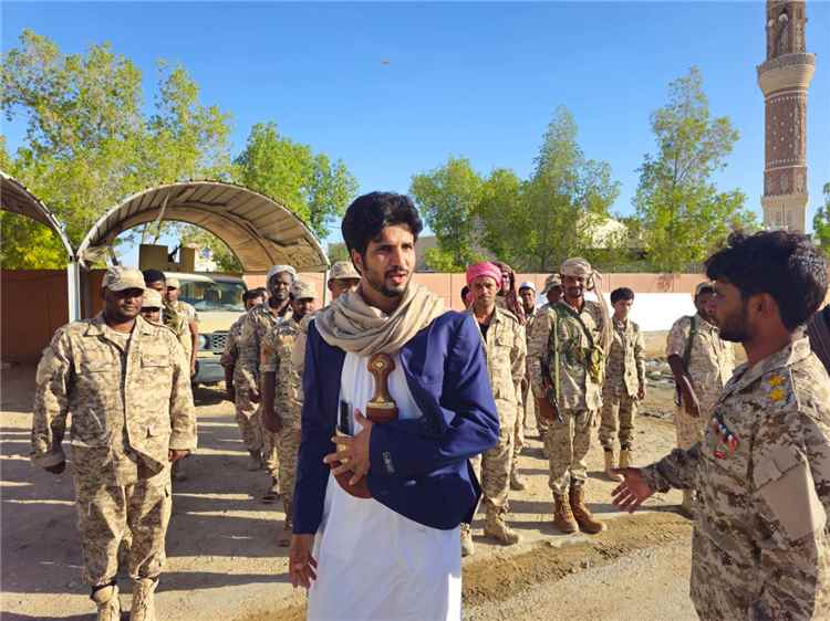 مدير ميناء شحن يزور الموظفين ورجال الأمن ويشيد بجهودهم خلال أيام العيد
