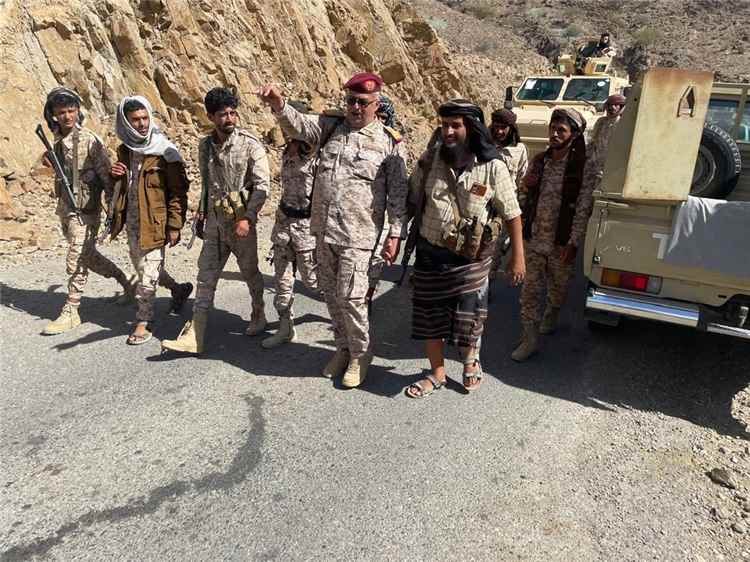 قائد اللواء 115 العميد القفيش يزور المرابطين في جبهات القتال بأبين وينقل تهاني قيادة الدفاع 