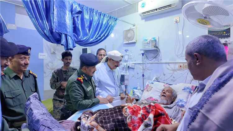 وكيل محافظة شبوة ومدير الأمن ينفذان زيارات عيدية للنقاط الامنية والمرضى بمدينة عتق 