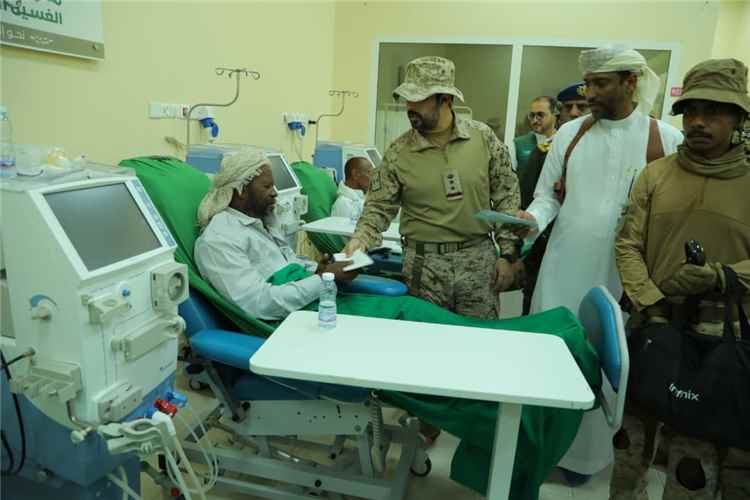 قائد قوة التحالف بالمهرة ووكيل أول محافظة المهرة يزوران مرضى مركز الغسيل الكلوي بمناسبة عيد الأضحى المبارك
